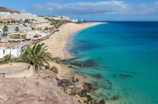 Apartamento cerca de la playa, terraza con vistas al mar, wifi y aparcamiento.