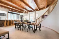 Sparrow by AvantStay Modern Mountain Retreat w Hot Tub Pool Table Games