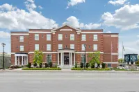 The Champlain Waterfront Hotel Ascend Hotel Collection Hotel dekat Red Caboose Mini Golf