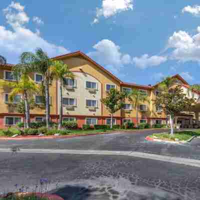 Comfort Suites Near Six Flags Magic Mountain Hotel Exterior