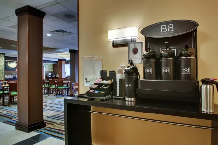 Fairfield Inn & Suites Ottawa Starved Rock Area Отели в г. Нейплейт