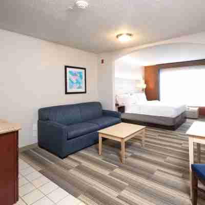 Holiday Inn Express & Suites Grand Blanc Rooms