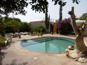 Double bedroom and spacious garden with swimming pool - Welcome to Grenadine