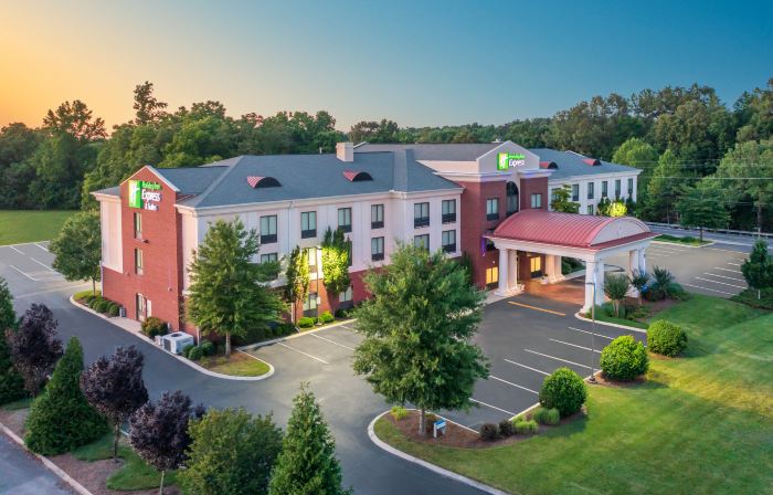 Holiday Inn Express & Suites Tullahoma by IHG