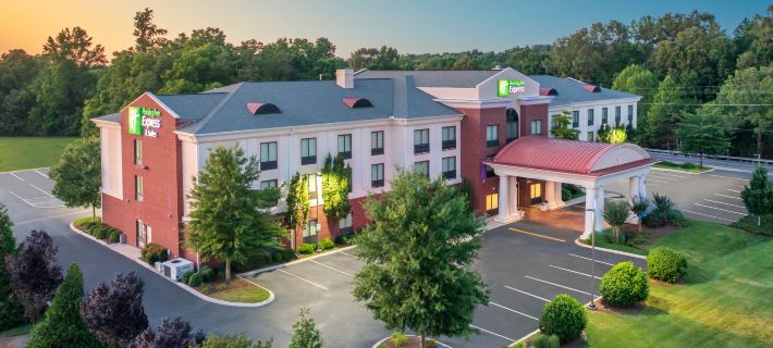 홀리데이 인 익스프레스 호텔 앤드 스위트 털라호마 바이 IHG 커피 카운티 호텔