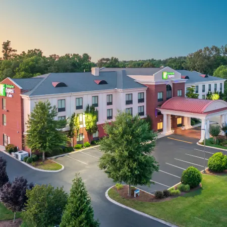 Holiday Inn Express & Suites Tullahoma by IHG