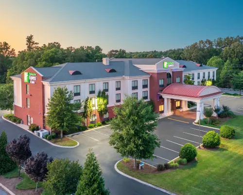 Holiday Inn Express & Suites Tullahoma by IHG Hotels in Coffee County