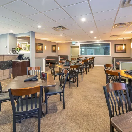 Econo Lodge Inn & Suites
