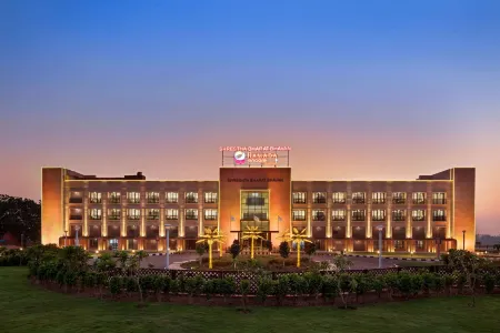 Ramada Encore by Wyndham Statue of Unity Отели рядом с достопримечательностью «Стейтью Оф Юнити»