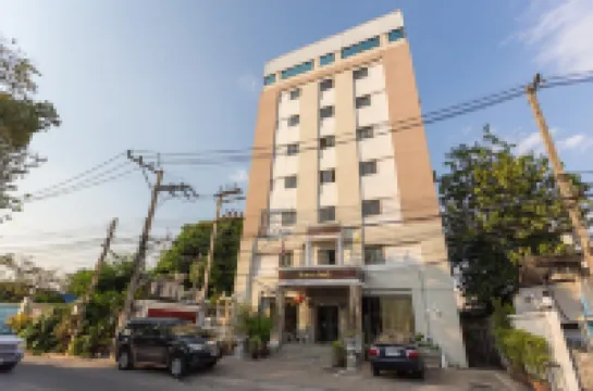 Chaipat Hotel Hotel berhampiran Wat Pa Rattana Mongkol