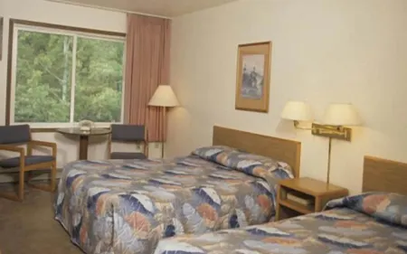 Aspen Inn Отели рядом с достопримечательностью «Drury Lane Books»