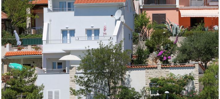 Apartments Elvis Hotels in Primosten