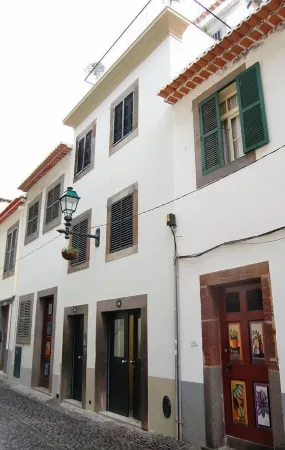 Apartamentos Santa Maria by Heart of Funchal Отели рядом с достопримечательностью «Old Shaar Hashamaim Synagogue»