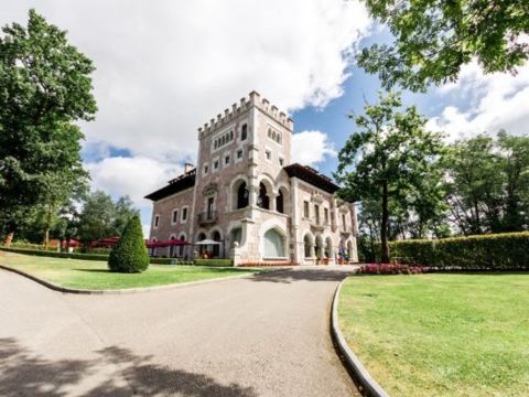 Castillo Del Bosque La Zoreda