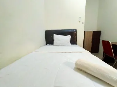 RedDoorz Syariah @ Danesti Homestay Near Bandara Sultan Hasanuddin Hotel dekat Indomaret Pattene Business Park