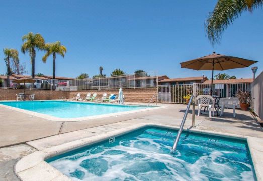 로드웨이 인 폴브룩