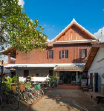 Cold River Hotels near Wat Aphay