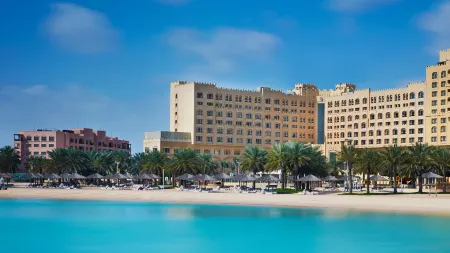 InterContinental Hotels Doha Beach & Spa Отели рядом с достопримечательностью «Msheireb Enrichment Centre»