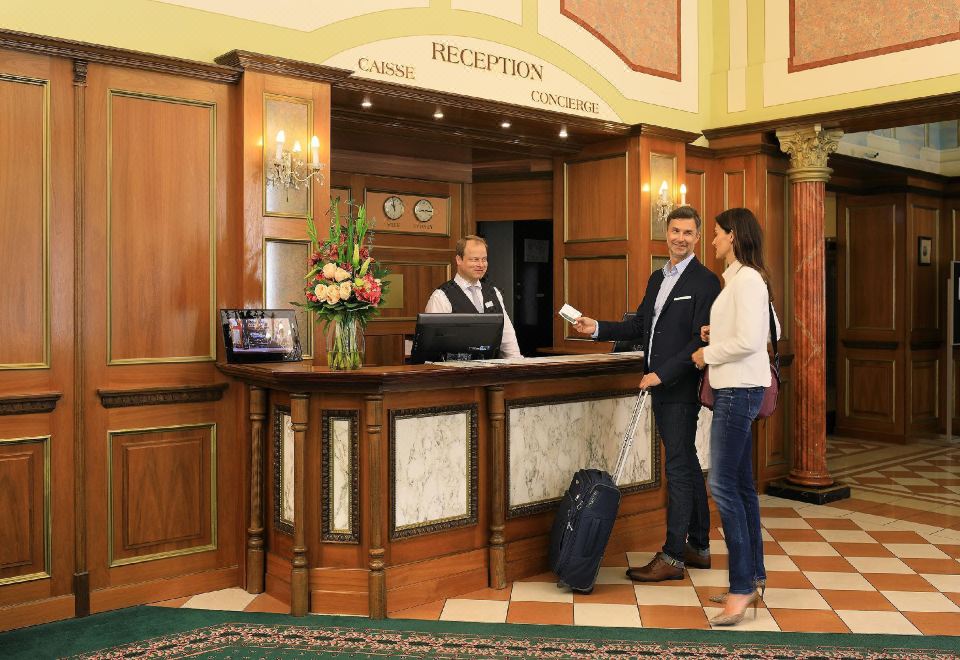 [호텔 벨뷔 빈의 고풍스러운 로비 내부]