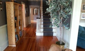 Hunter House Bed and Breakfast - Housity