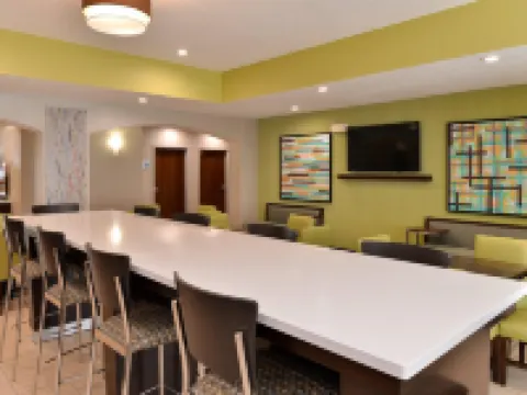 Holiday Inn Express & Suites CINCINNATI-BLUE ASH by IHG Hotels in Blue Ash