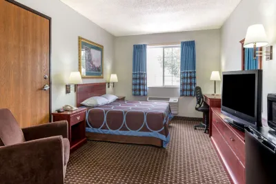 Super 8 by Wyndham Gardner Hotels in Gardner