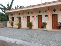 Angler Family Guest House Hotéis em Blitar Regency