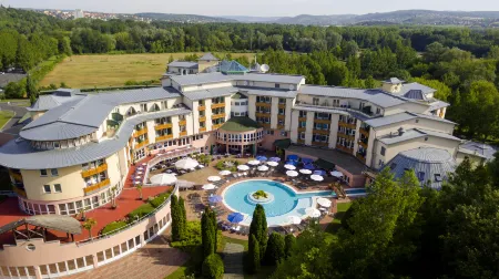 Lotus Therme Hotel & Spa Отели рядом с достопримечательностью «Термальное озеро Хевиз»