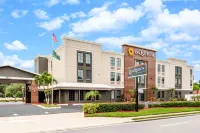La Quinta Inn & Suites by Wyndham St. Petersburg Northeast - Uima-altaat