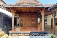 Adipura Guesthouse Syariah Mitra RedDoorz Near Terminal Nganjuk