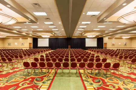 Radisson Hotel Cedar Rapids Отели в г. Робинс