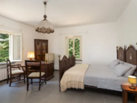 Lucrecia Hotels in Calci