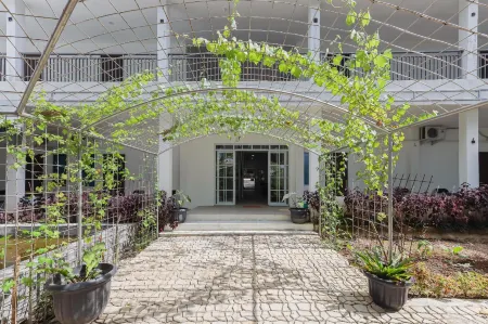 RedDoorz Near Rsud Banten Serang Отели в г. Curug