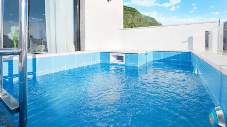 Geoje Island le Soleil Pool Villa Отели рядом с достопримечательностью «Hakdong Mongdol Beach»