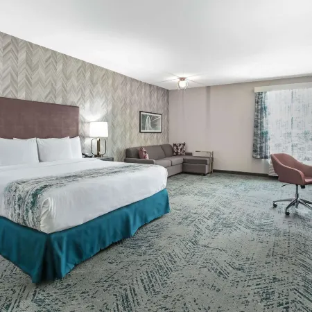 La Quinta Inn & Suites by Wyndham DFW West-Glade-Parks