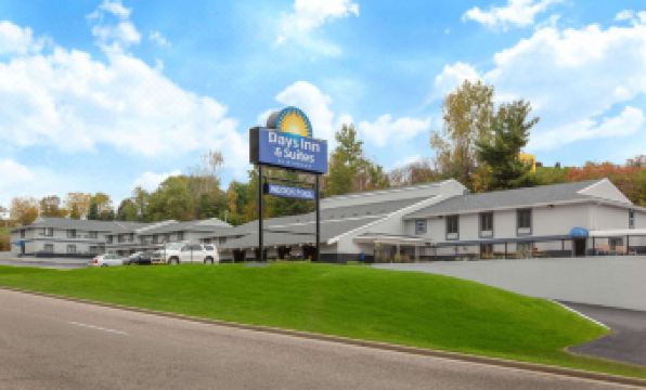 Days Inn & Suites by Wyndham Wisconsin Dells