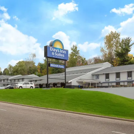 Days Inn & Suites by Wyndham Wisconsin Dells