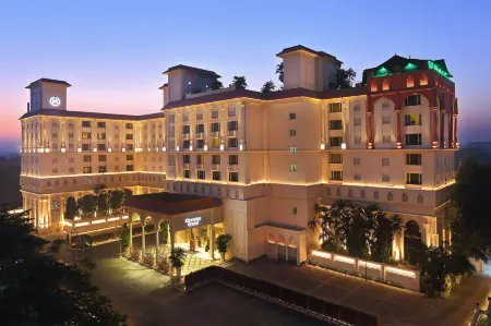 Sheraton Grand Pune Bund Garden Hotel Отели рядом с достопримечательностью «Шанивар Уода Форт»