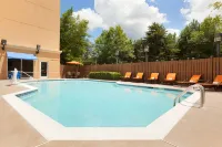 Embassy Suites by Hilton Atlanta Airport - piscina