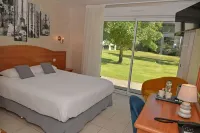 Logis - Hostellerie le Chatel Nangis فنادق في Saint-Ouen-en-Brie