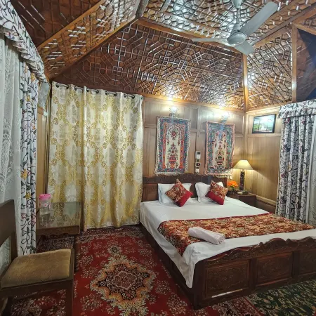 Houseboat Sweet Star