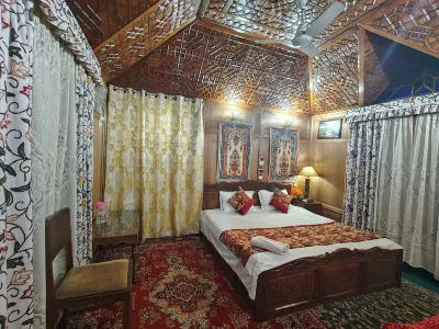 Houseboat Sweet Star