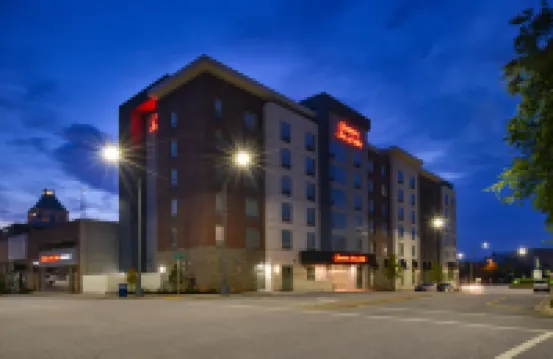 Hampton Inn & Suites Greensboro Downtown Hotel berhampiran Di Tempat Lain