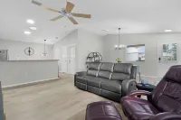 Updated 2 bedroom house The Villages, Walk to pool, 2 miles to SQ, Pet friendly
