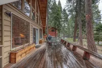Modern Dog Friendly A-Frame walking distance to Lake.