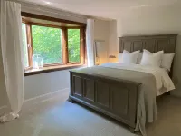 LUXURY Wooded Hilltop Hocking Hills Villa Lodge!