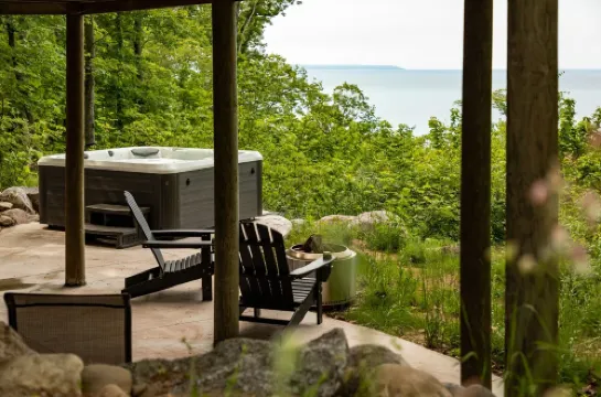Secluded Log Cabin-Lake Michigan Views-Hot Tub & 11 Private Acres — Dogs Welcome