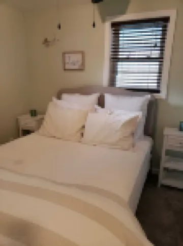 Keys cottage -walk to the strip,Private lot, 2bdr 3rd guestroom detached.Spire