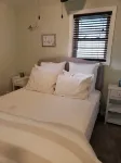 Keys cottage -walk to the strip,Private lot, 2bdr 3rd guestroom detached.Spire