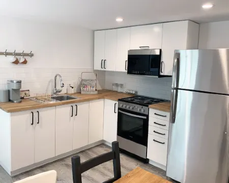 Stylish Tarrytown Studio - Walk to Train & Main St タリータウンのホテル